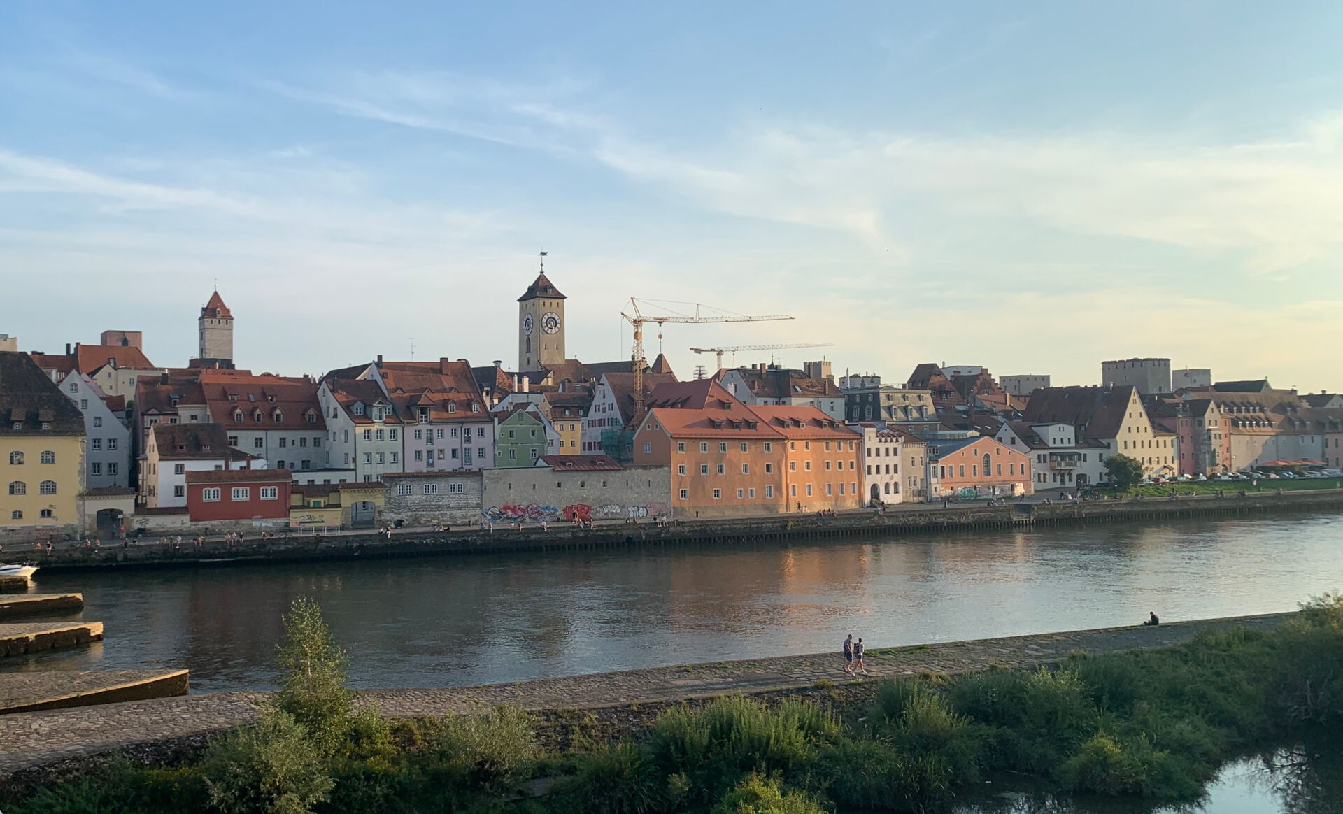 Innenaufnahme der Immobilien Lounge mit moderner Gestaltung
