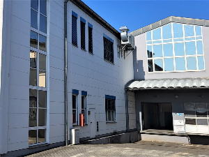 Lagerfläche mit Büro an der A3