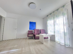 Helle Therapie- / Büroräume mit kleiner Terrasse