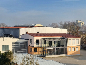 Gewerbeanwesen mit Hallen, Büro, Freiflächen & Wohnhaus